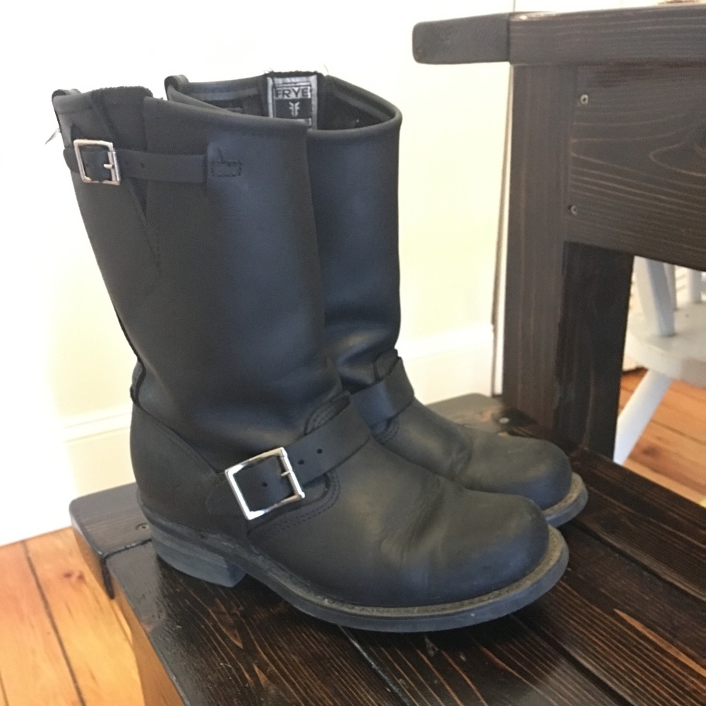 Frye Women's 7.5 Engineer 12R Boots (Matte Black)